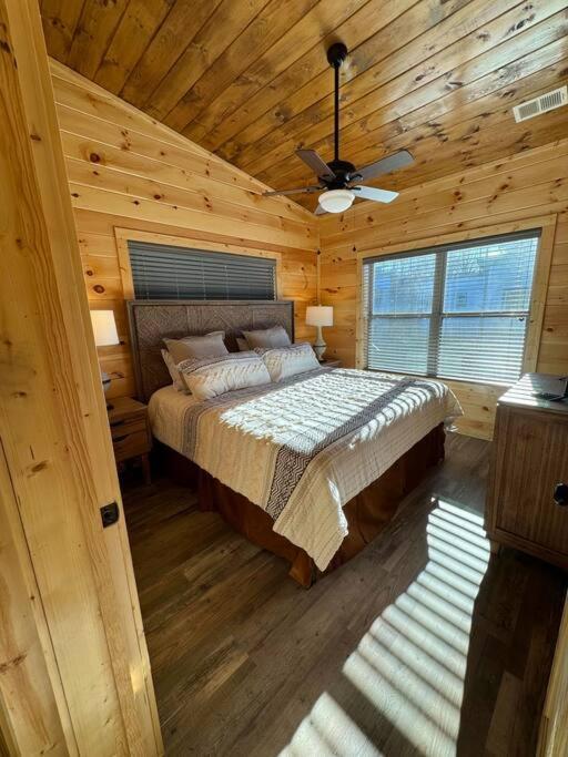 Brand New 4/4 Minutes To Dollywood W/ Hottub! Pigeon Forge
