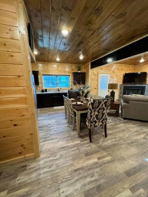 Brand New 4/4 Minutes To Dollywood W/ Hottub! Holiday home