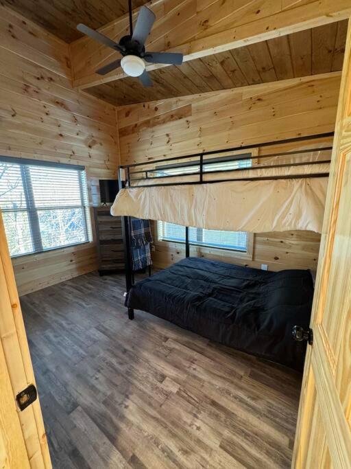 Brand New 4/4 Minutes To Dollywood W/ Hottub! Holiday home Pigeon Forge