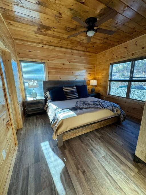 Holiday home Brand New 4/4 Minutes To Dollywood W/ Hottub!