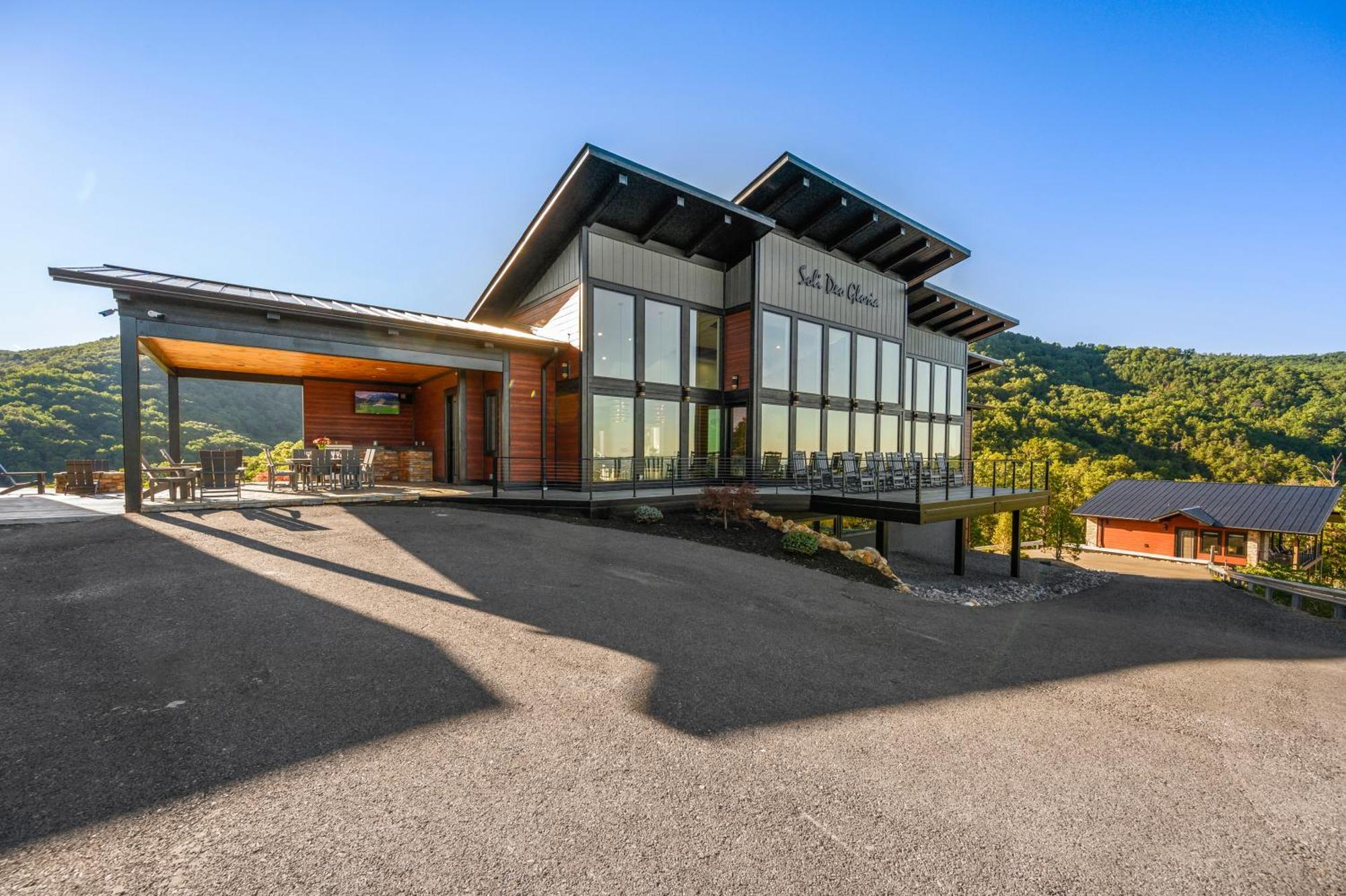 Higher Power, 6bdrm 6bath, Specials, Free Tickets, Indoor Pool, Amazing View, Hot Tub, Gameroom Villa Pigeon Forge