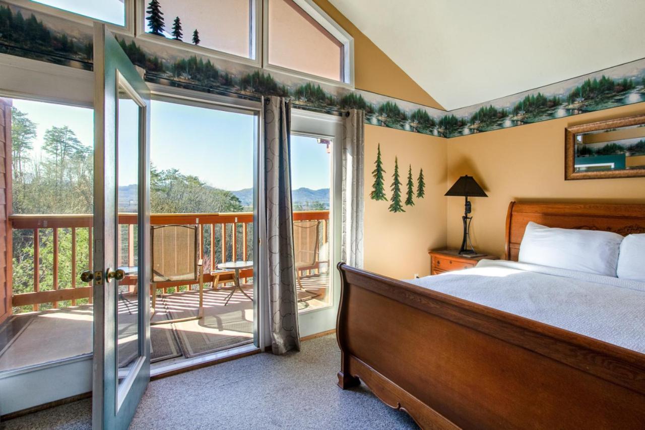 Papa Bears Hideaway Stunning Views Communitypool Pigeon Forge