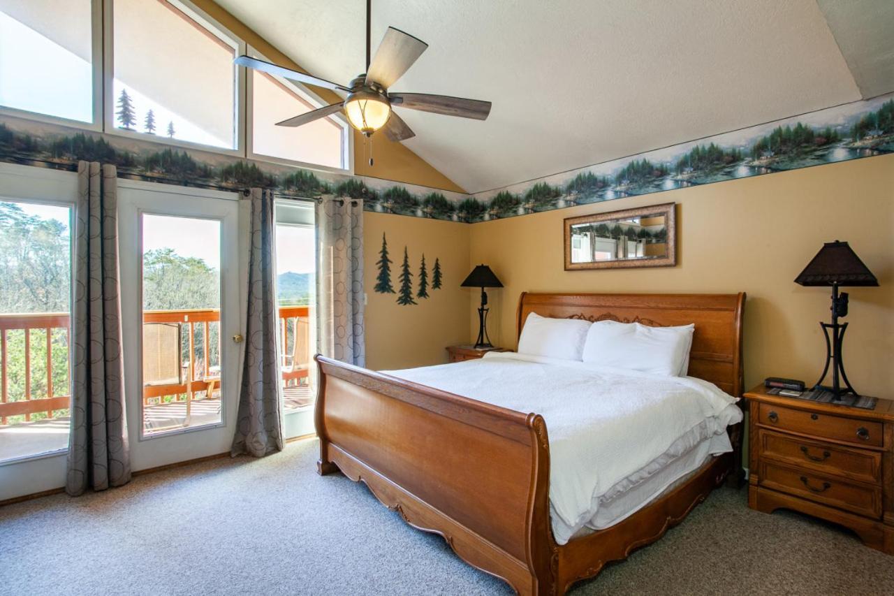 Papa Bears Hideaway Stunning Views Communitypool Pigeon Forge