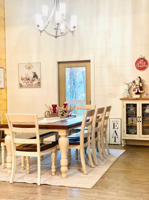 The Grand Tennessean Cabin- Four Bedroom Luxury In The Mountains