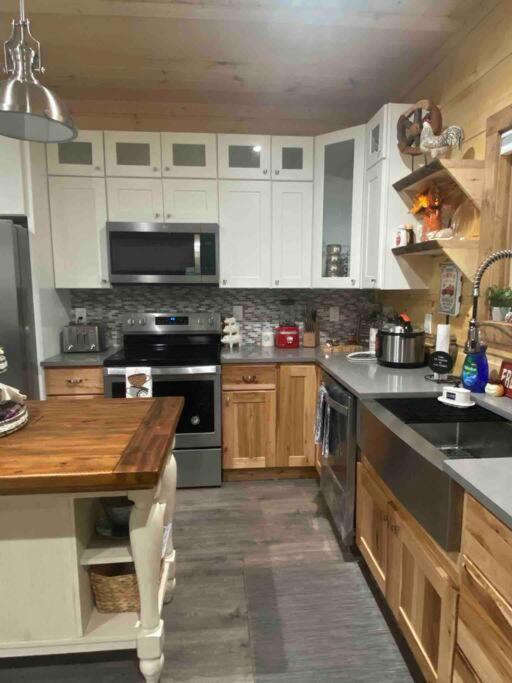 The Grand Tennessean Cabin- Four Bedroom Luxury In The Mountains