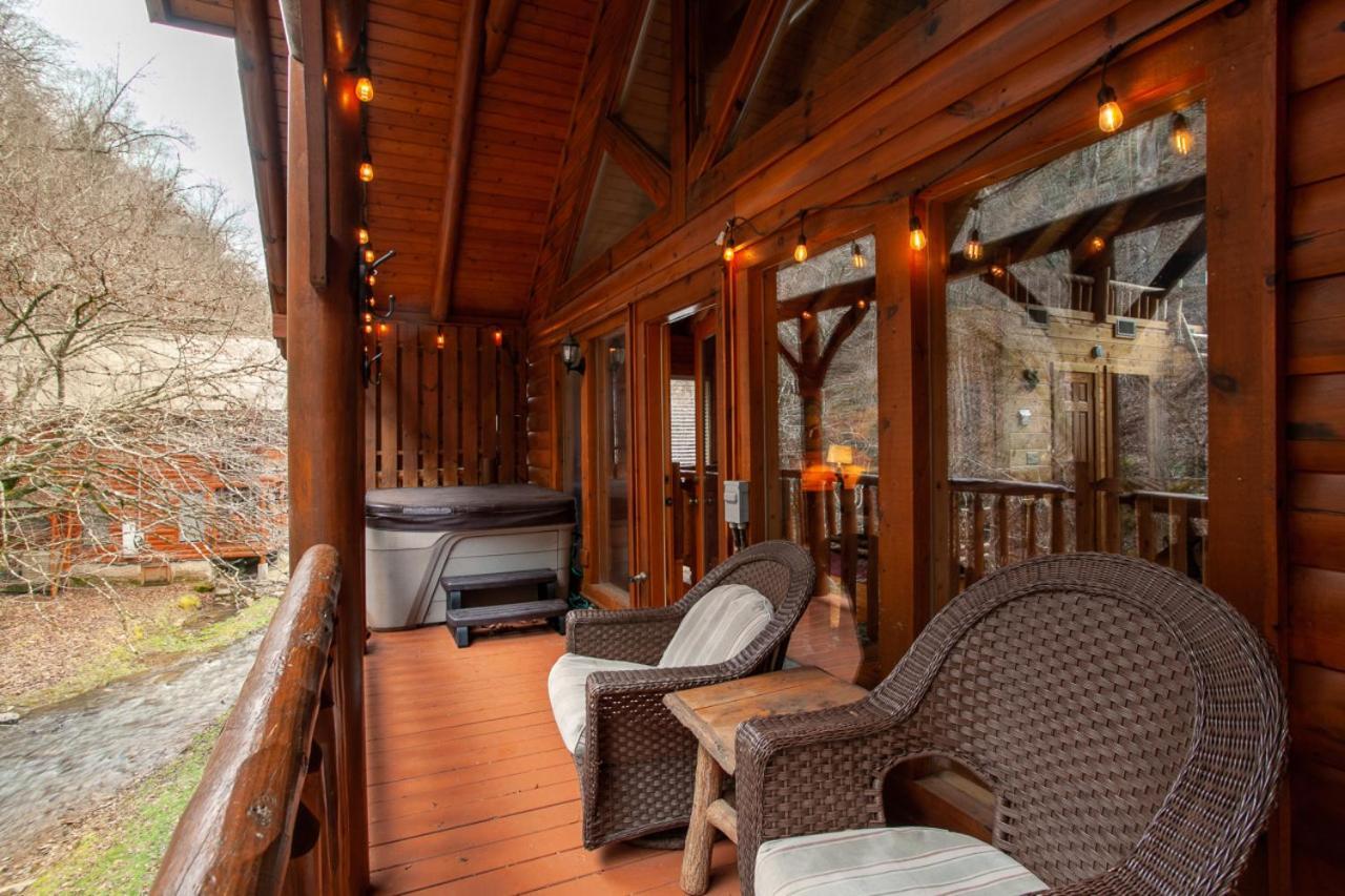 Dream On The Stream Hottub Pooltable Firepit Holiday home Pigeon Forge