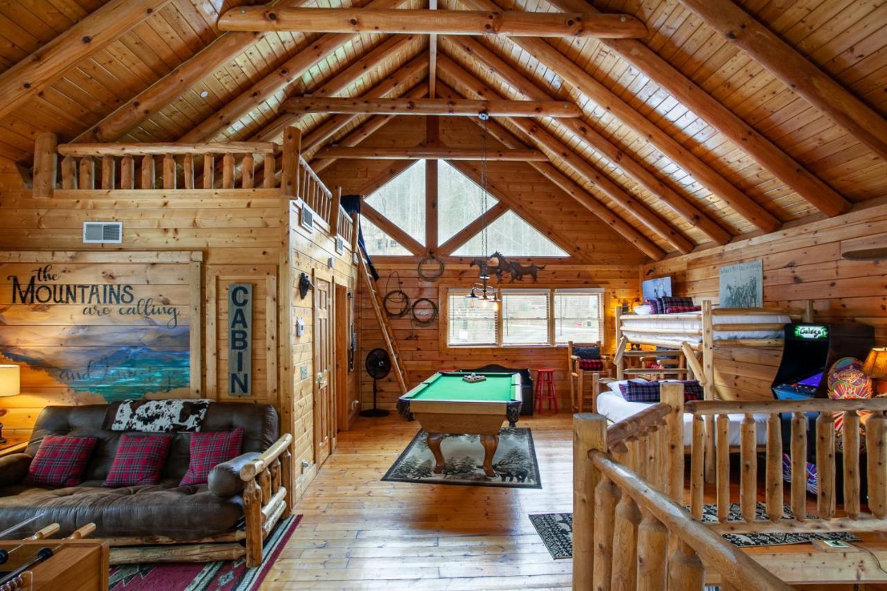 Dream On The Stream Hottub Pooltable Firepit Pigeon Forge
