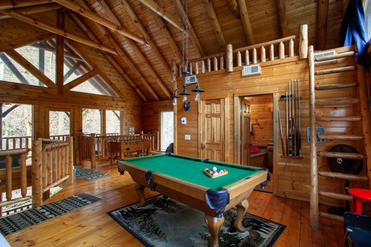 Dream On The Stream Hottub Pooltable Firepit * Pigeon Forge