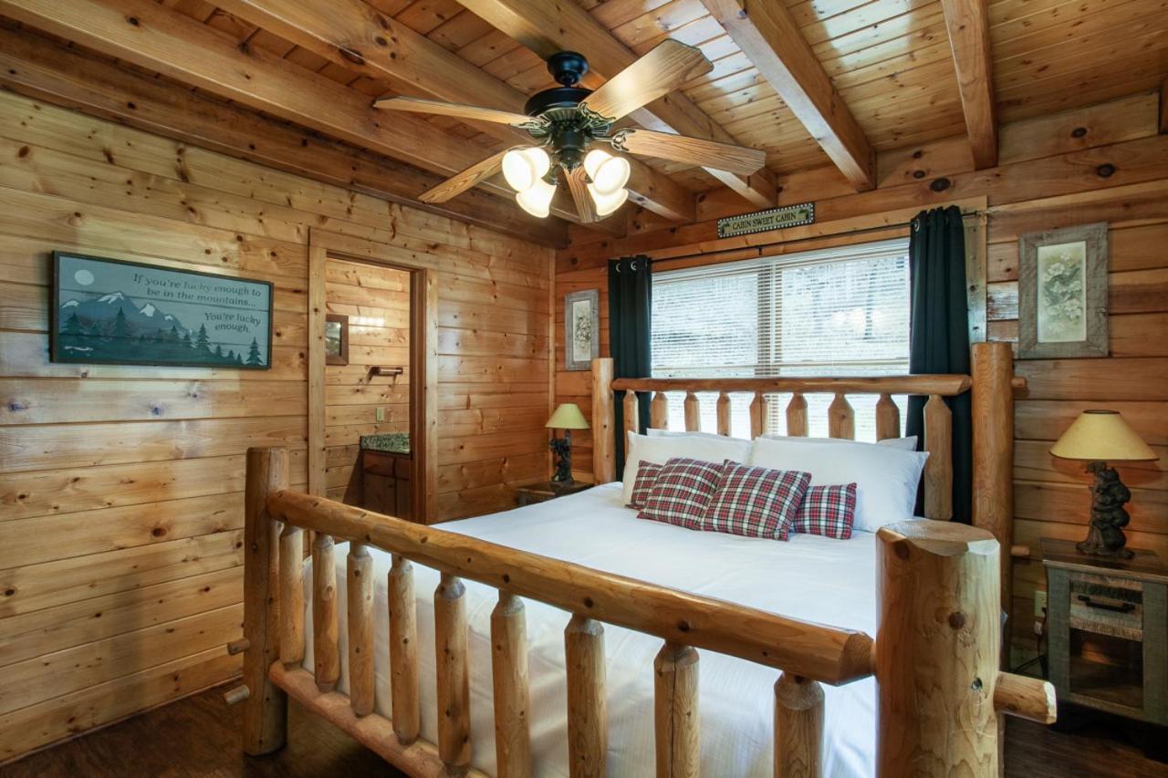 Dream On The Stream Hottub Pooltable Firepit Pigeon Forge