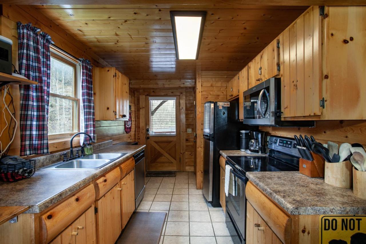 Dream On The Stream Hottub Pooltable Firepit Pigeon Forge
