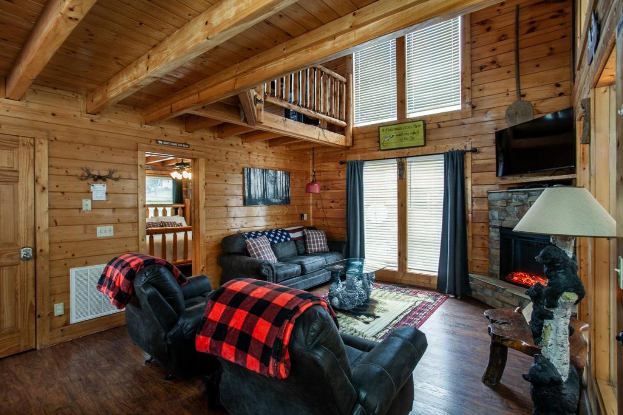 Dream On The Stream Hottub Pooltable Firepit Holiday home Pigeon Forge