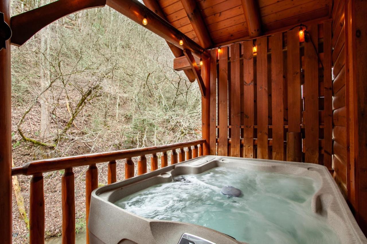 Dream On The Stream Hottub Pooltable Firepit Holiday home Pigeon Forge