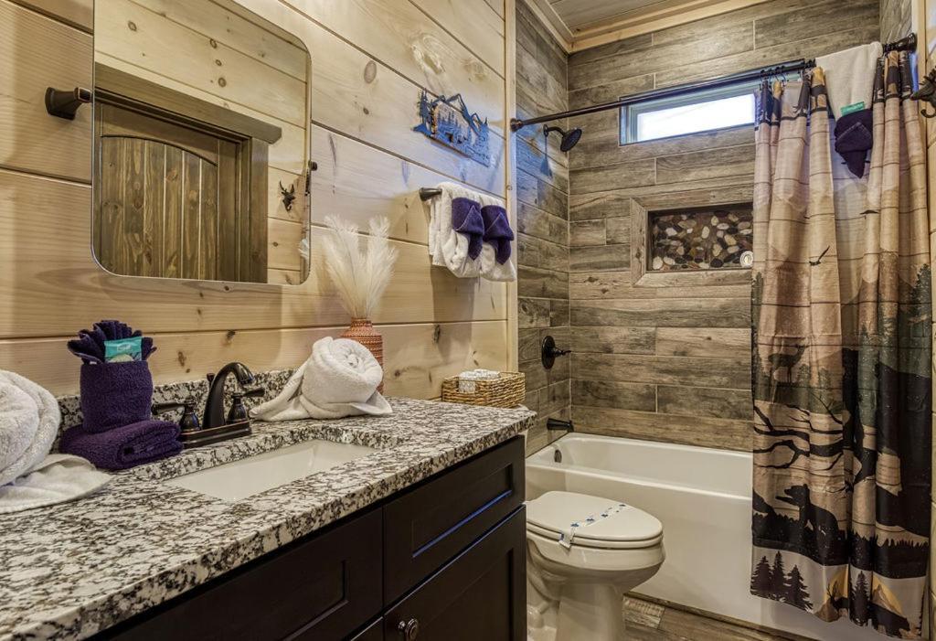 Creekside Lodge, Hot Tub, 1089 Of Free Attraction Tickets For Each Paid Day, Dollywood And More! Holiday home Pigeon Forge