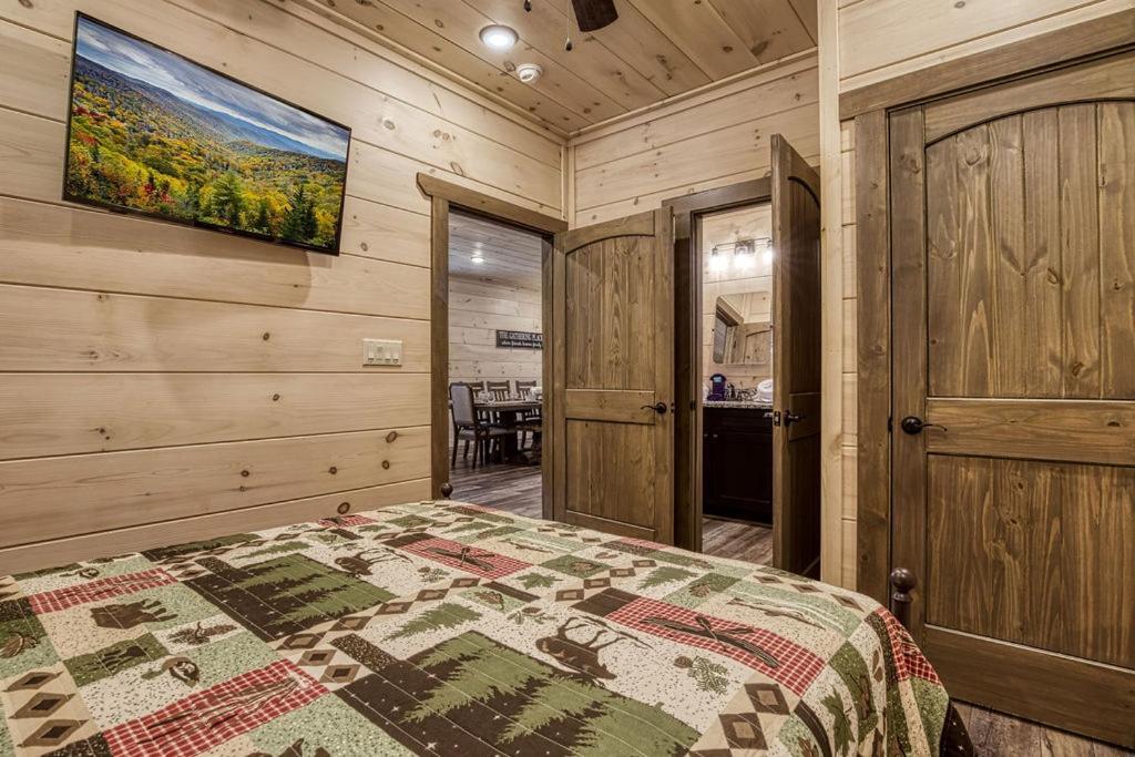 Holiday home Creekside Lodge, Hot Tub, 1089 Of Free Attraction Tickets For Each Paid Day, Dollywood And More! *