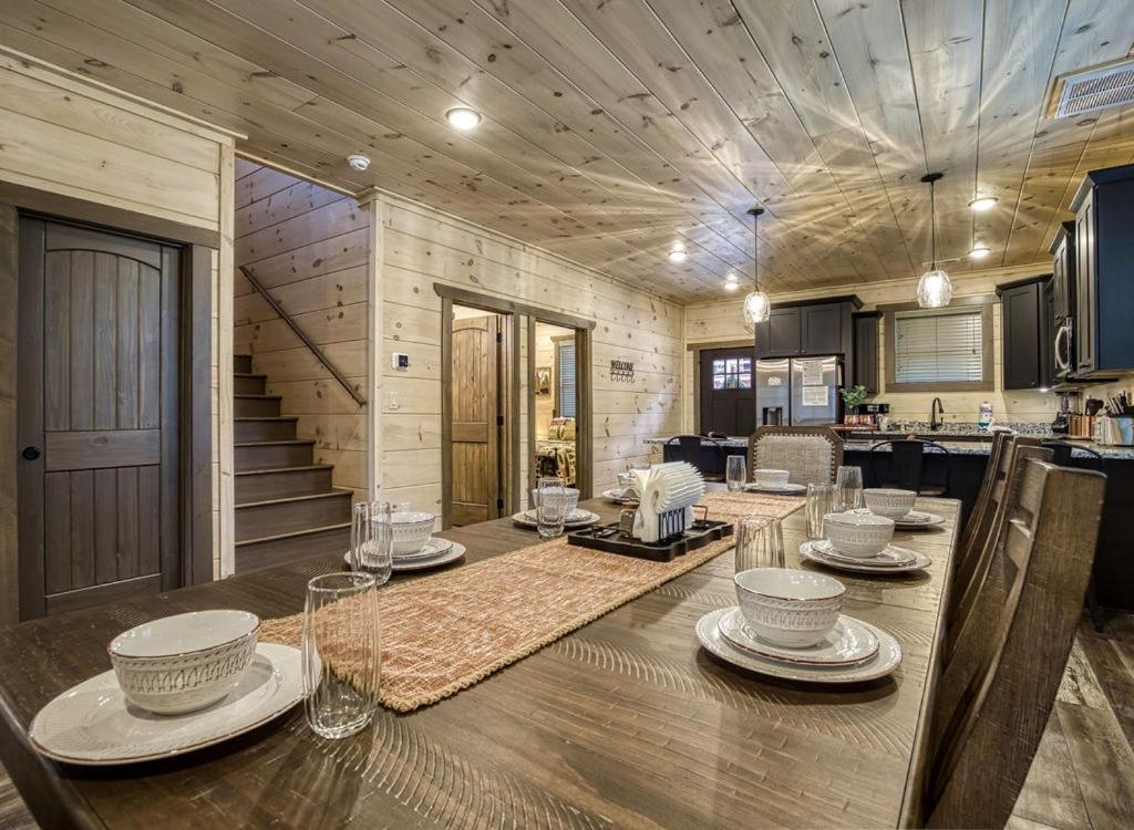 Creekside Lodge, Hot Tub, 1089 Of Free Attraction Tickets For Each Paid Day, Dollywood And More!