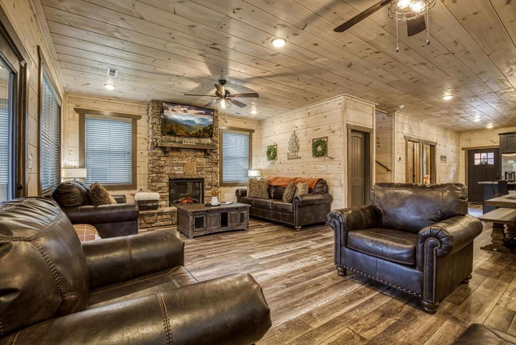 Creekside Lodge, Hot Tub, 1089 Of Free Attraction Tickets For Each Paid Day, Dollywood And More! Holiday home