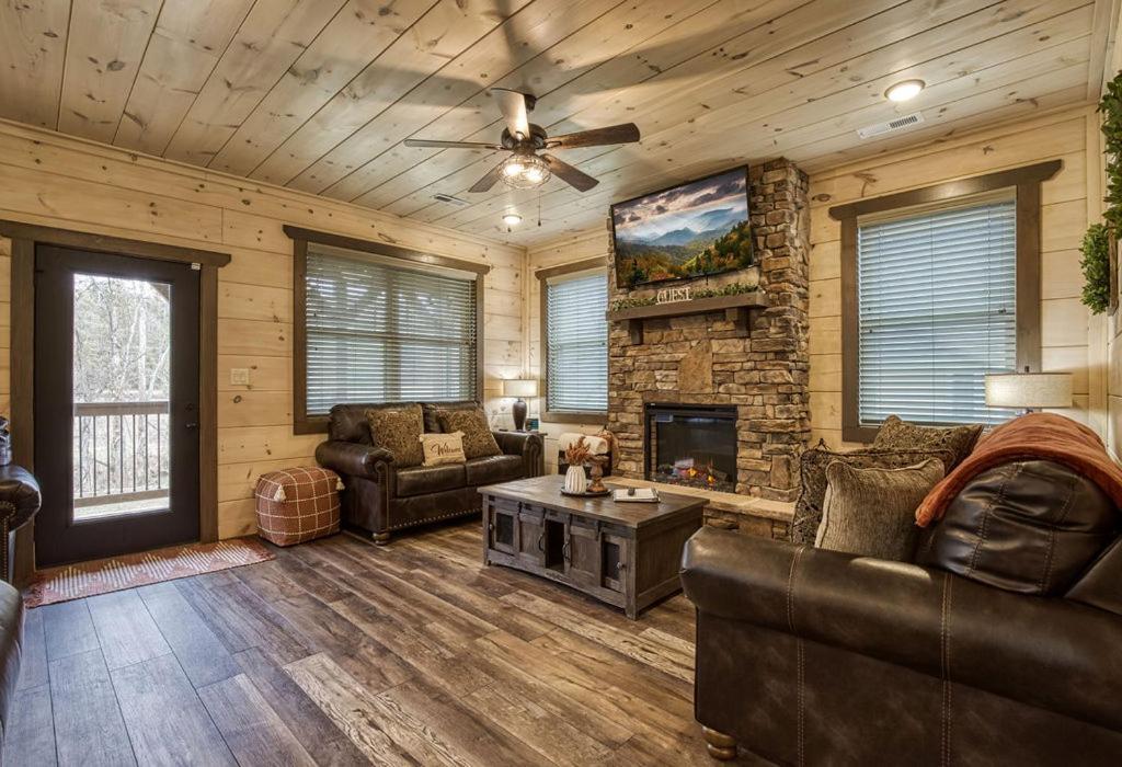 Creekside Lodge, Hot Tub, 1089 Of Free Attraction Tickets For Each Paid Day, Dollywood And More! * Pigeon Forge