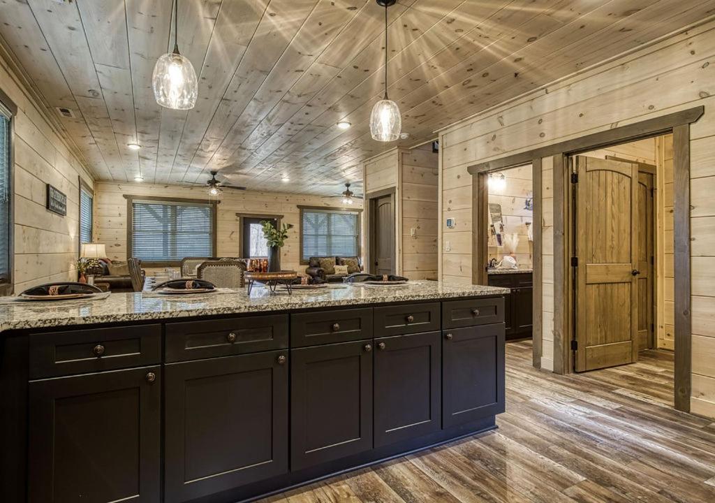 Holiday home Creekside Lodge, Hot Tub, 1089 Of Free Attraction Tickets For Each Paid Day, Dollywood And More!