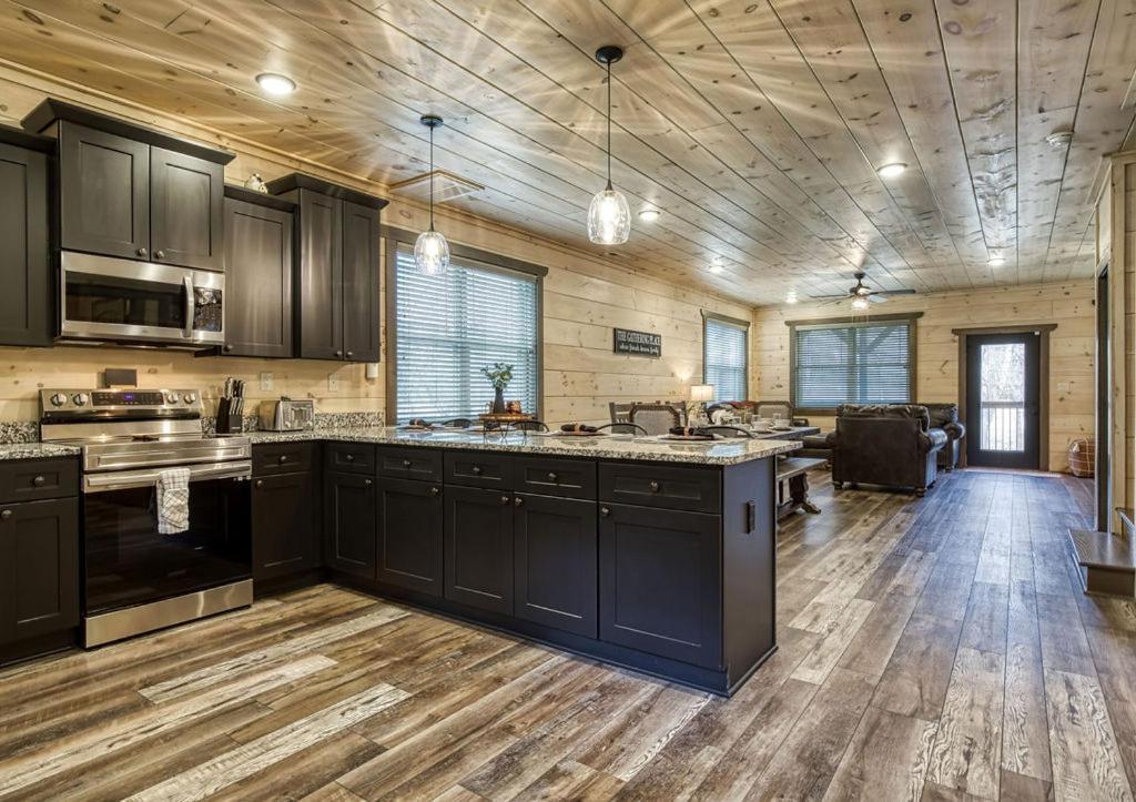 Holiday home Creekside Lodge, Hot Tub, 1089 Of Free Attraction Tickets For Each Paid Day, Dollywood And More! *