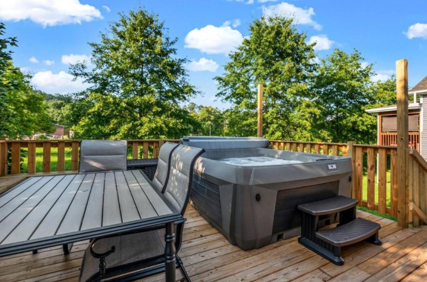 Creekside Cottage*hot Tub*entire Home-pigeon Forge