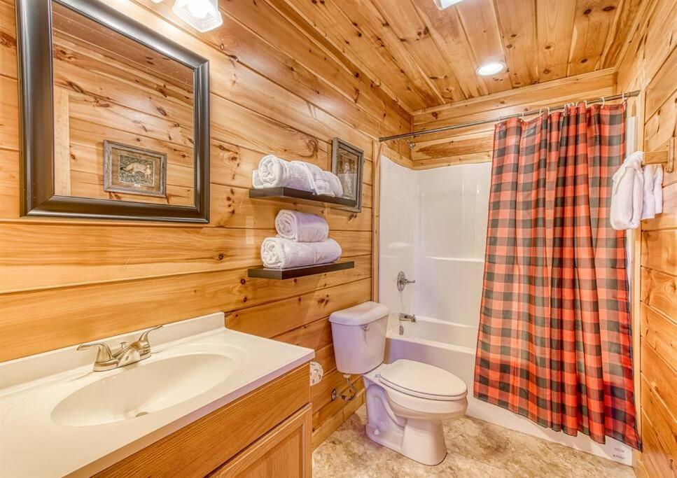 Holiday home Blue Bear Near Dollywood! 1 Mile Off Pkwy Community Pool Hot Tub Game Rm Pigeon Forge