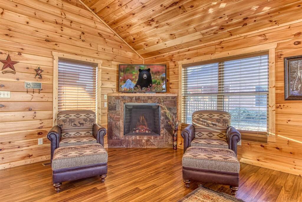 Blue Bear Near Dollywood! 1 Mile Off Pkwy Community Pool Hot Tub Game Rm Holiday home