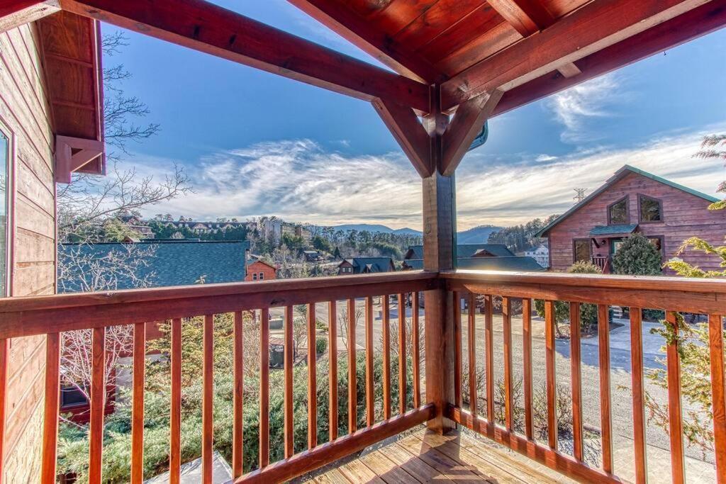Blue Bear Near Dollywood! 1 Mile Off Pkwy Community Pool Hot Tub Game Rm Pigeon Forge