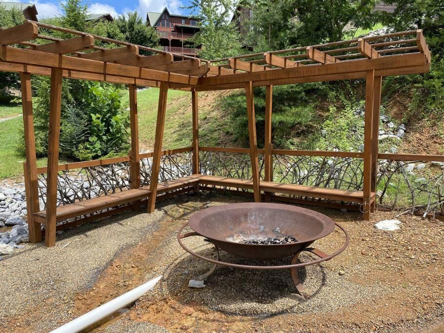 Blue Bear Near Dollywood! 1 Mile Off Pkwy Community Pool Hot Tub Game Rm
