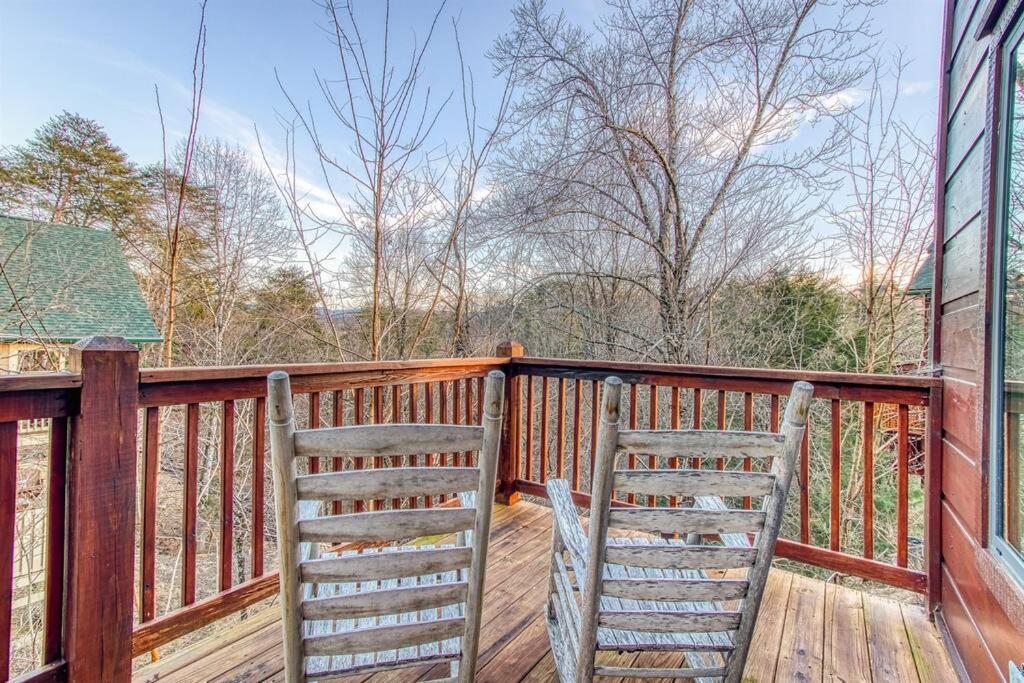 Blue Bear Near Dollywood! 1 Mile Off Pkwy Community Pool Hot Tub Game Rm Holiday home *