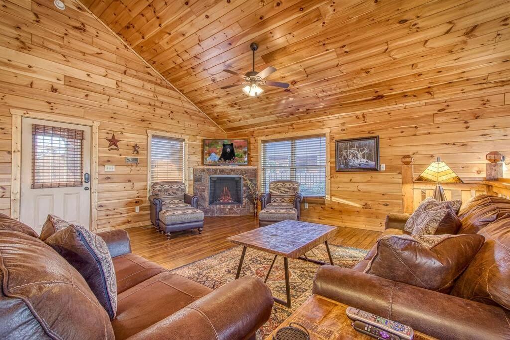 Blue Bear Near Dollywood! 1 Mile Off Pkwy Community Pool Hot Tub Game Rm Holiday home Pigeon Forge
