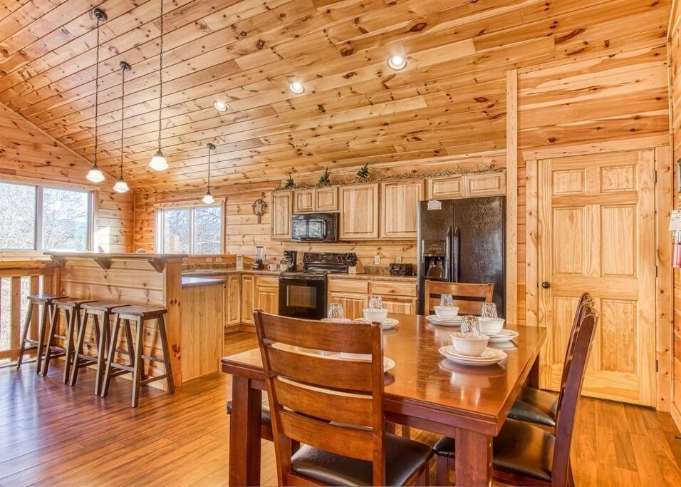 Blue Bear Near Dollywood! 1 Mile Off Pkwy Community Pool Hot Tub Game Rm Holiday home *