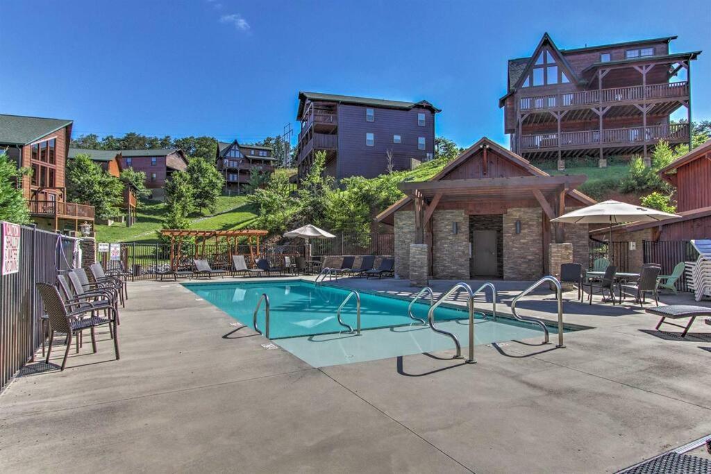 Blue Bear Near Dollywood! 1 Mile Off Pkwy Community Pool Hot Tub Game Rm Holiday home
