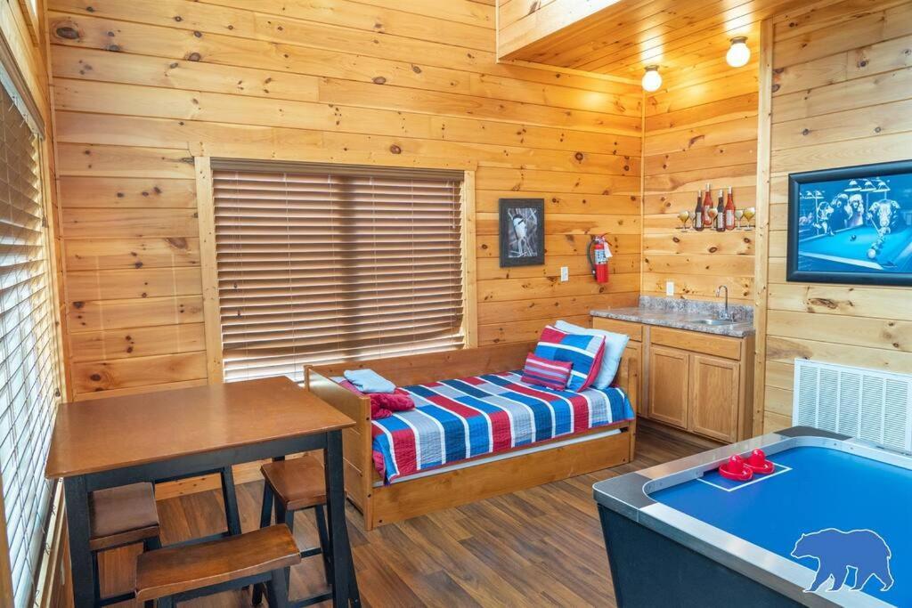 Blue Bear Near Dollywood! 1 Mile Off Pkwy Community Pool Hot Tub Game Rm * Pigeon Forge