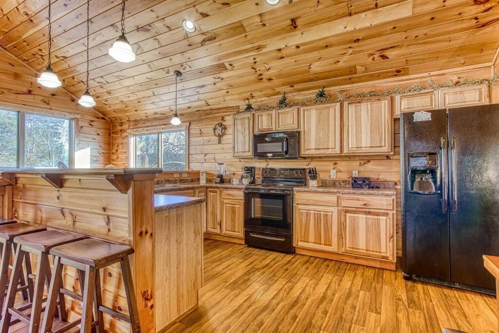 Blue Bear Near Dollywood! 1 Mile Off Pkwy Community Pool Hot Tub Game Rm Holiday home Pigeon Forge