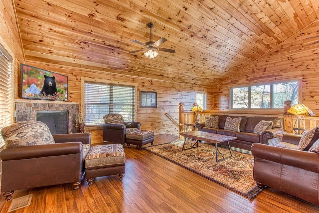 Blue Bear Near Dollywood! 1 Mile Off Pkwy Community Pool Hot Tub Game Rm *