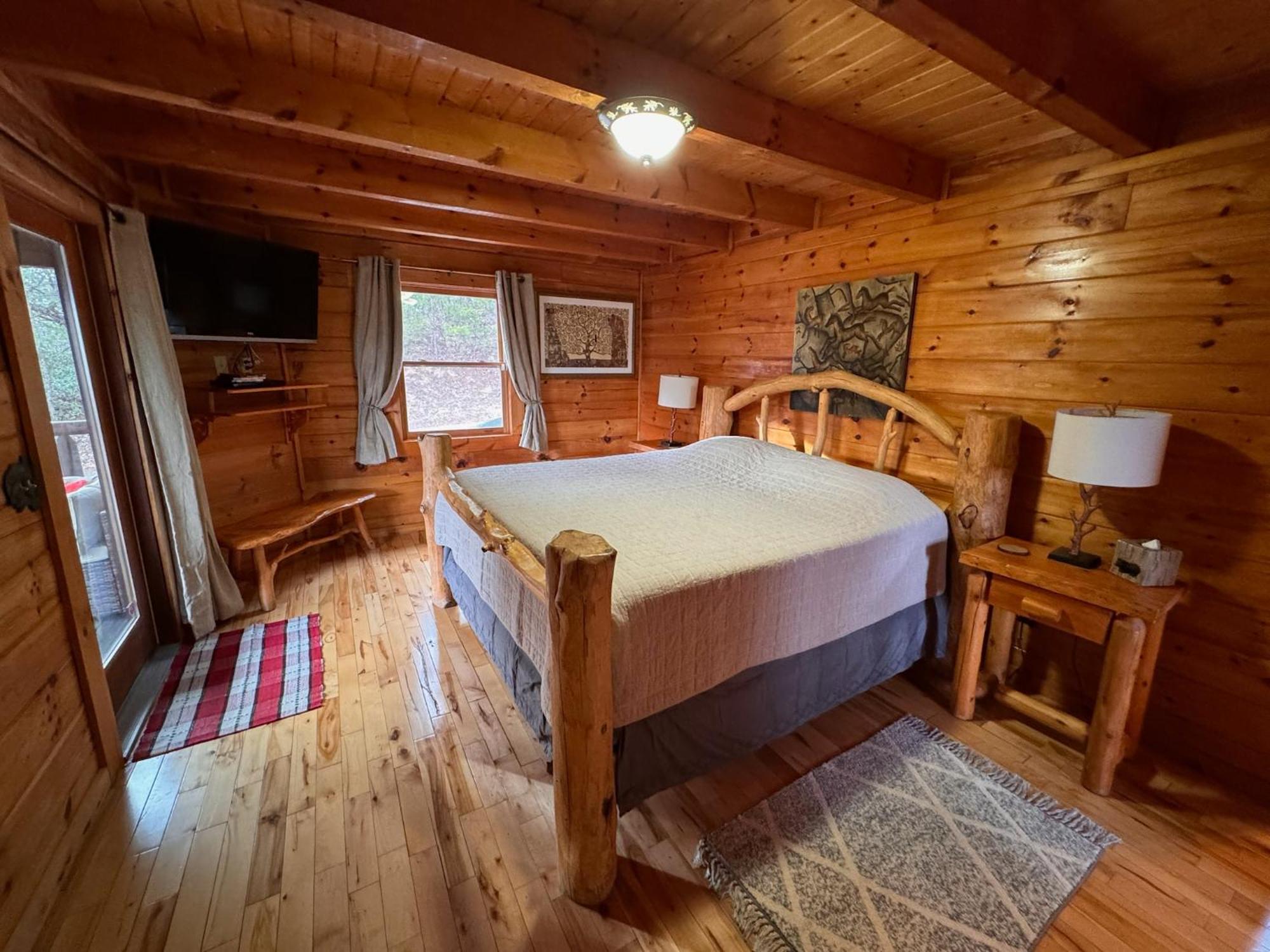 Chalet Smoky Paws - Exceptional Cabin, Stunning Mountain Views, Hot Tub, Tranquil, Gigabit Internet, Free L2 Ev