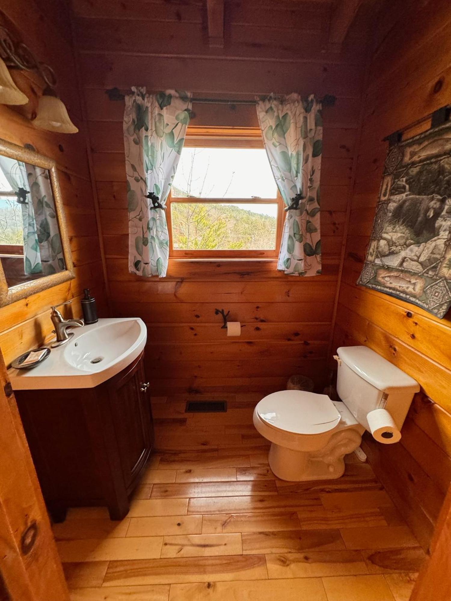 Smoky Paws - Exceptional Cabin, Stunning Mountain Views, Hot Tub, Tranquil, Gigabit Internet, Free L2 Ev Chalet Pigeon Forge