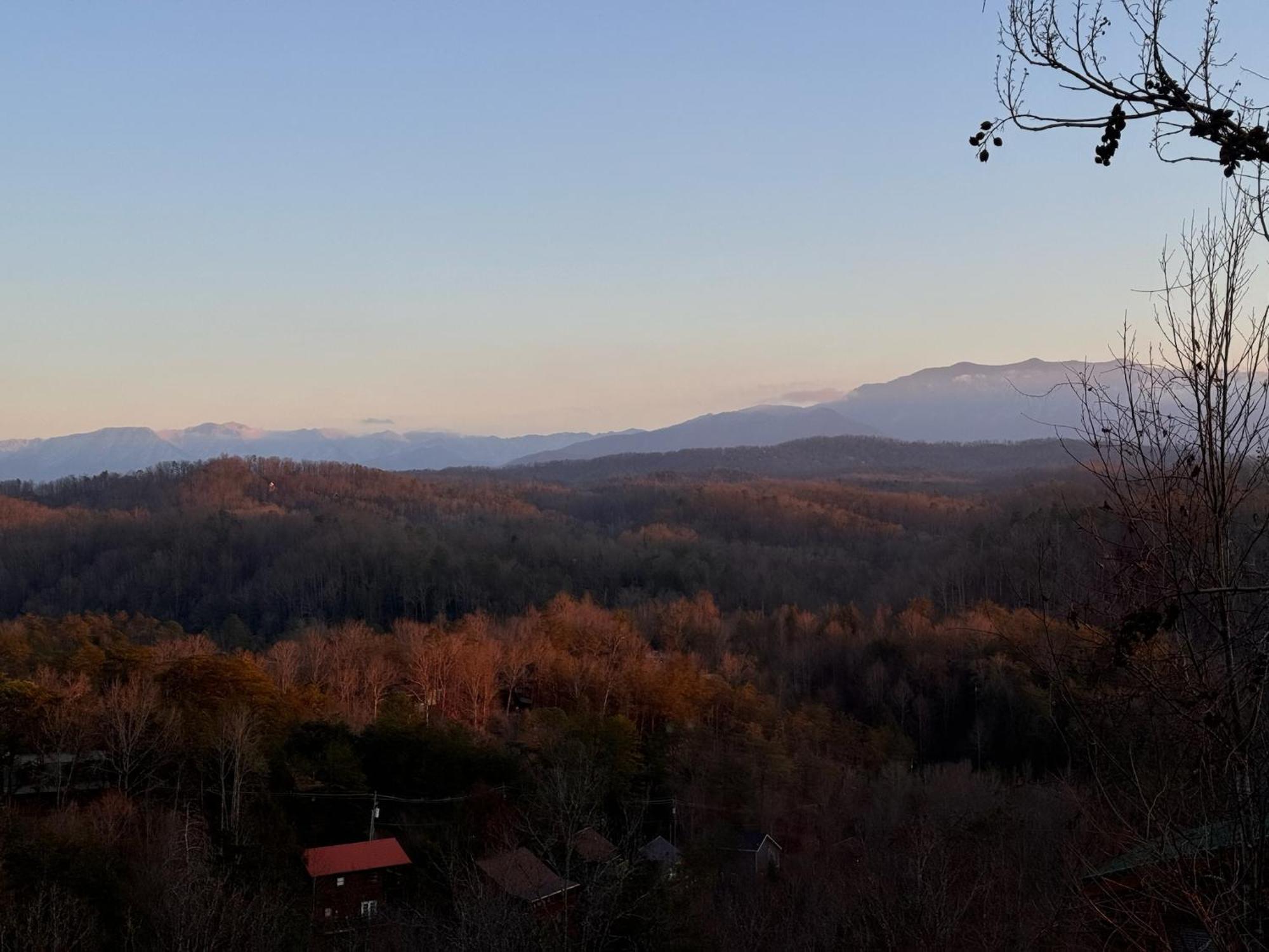 Smoky Paws - Exceptional Cabin, Stunning Mountain Views, Hot Tub, Tranquil, Gigabit Internet, Free L2 Ev