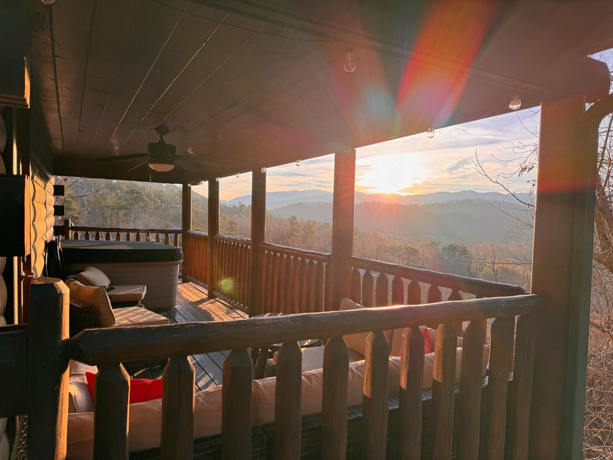 Chalet Smoky Paws - Exceptional Cabin, Stunning Mountain Views, Hot Tub, Tranquil, Gigabit Internet, Free L2 Ev *