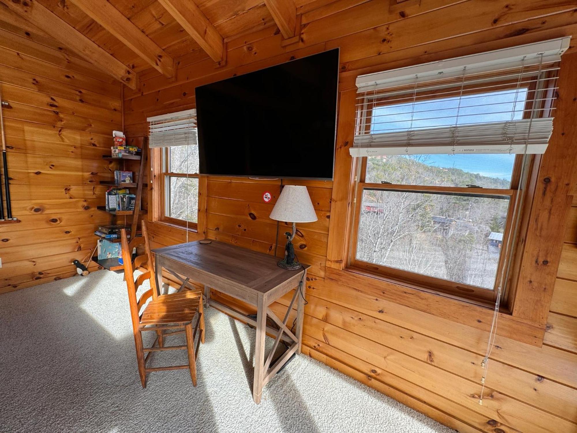 Smoky Paws - Exceptional Cabin, Stunning Mountain Views, Hot Tub, Tranquil, Gigabit Internet, Free L2 Ev Chalet *
