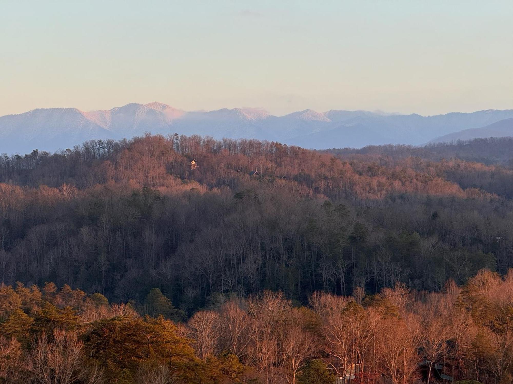 Smoky Paws - Exceptional Cabin, Stunning Mountain Views, Hot Tub, Tranquil, Gigabit Internet, Free L2 Ev Chalet Pigeon Forge