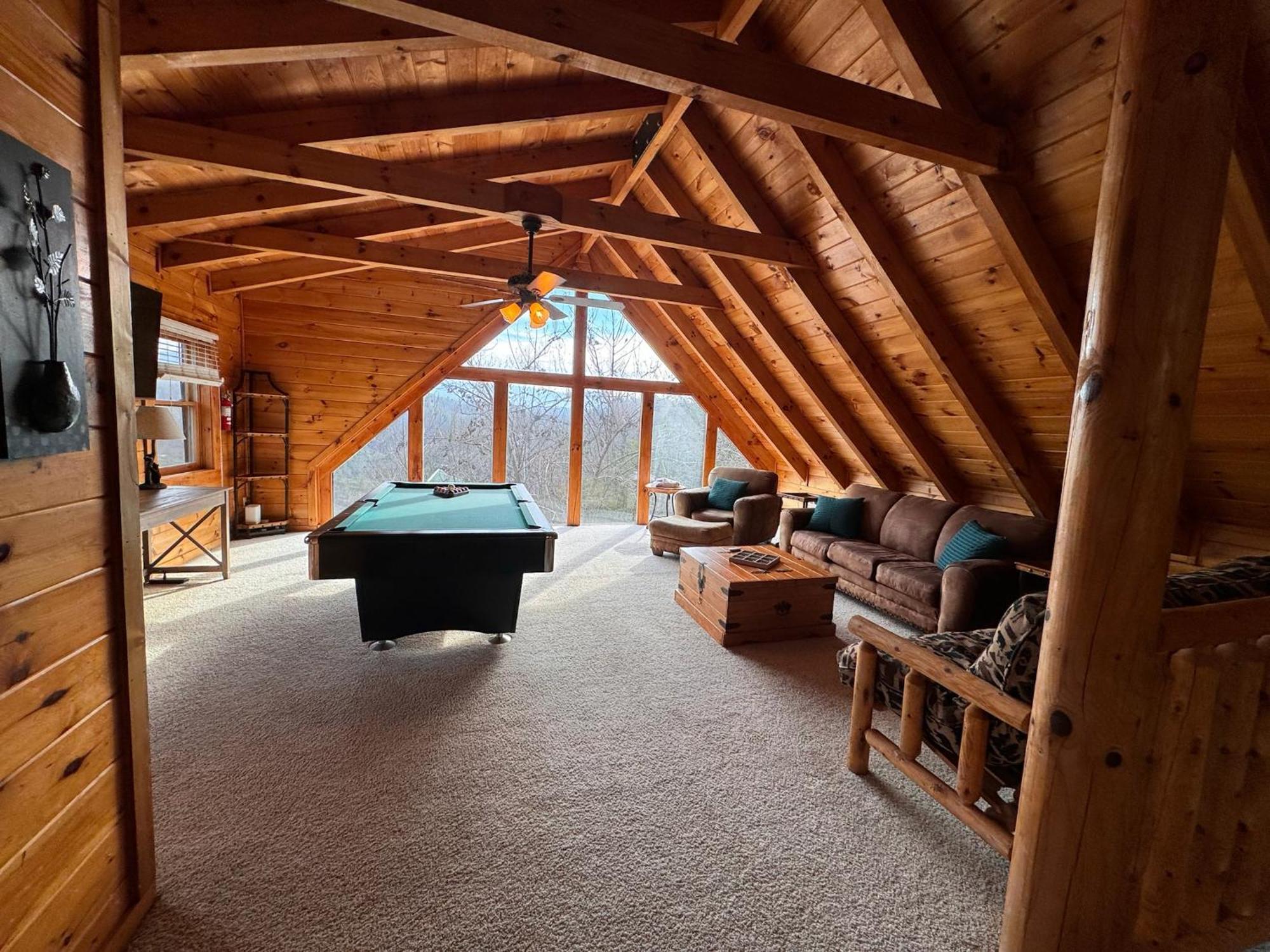 Smoky Paws - Exceptional Cabin, Stunning Mountain Views, Hot Tub, Tranquil, Gigabit Internet, Free L2 Ev Pigeon Forge
