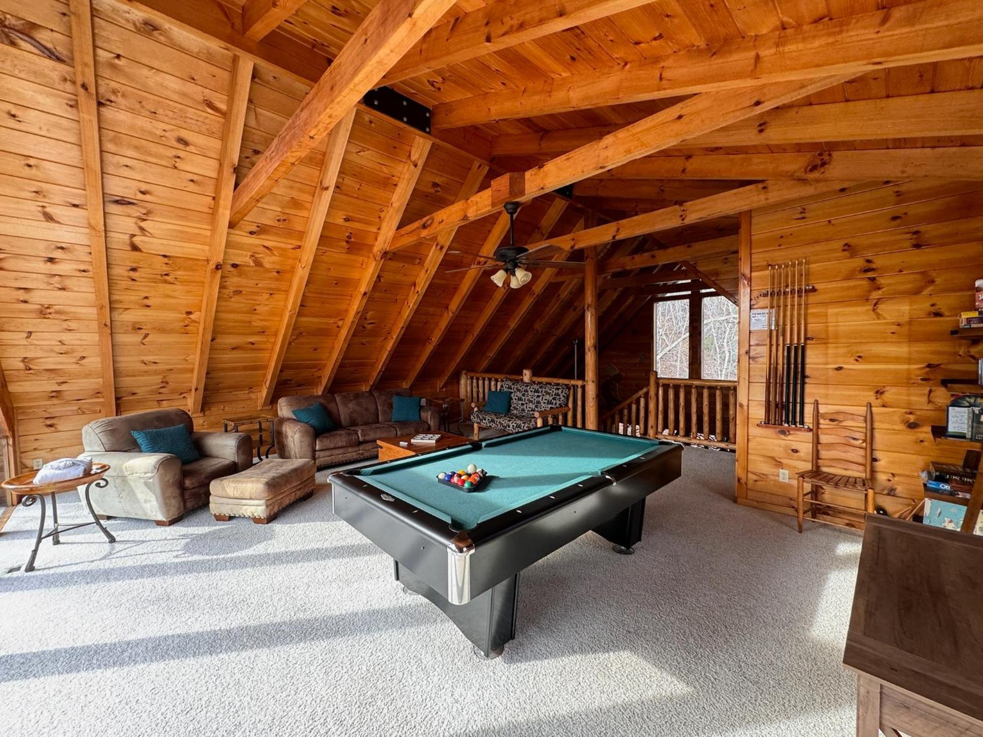 Smoky Paws - Exceptional Cabin, Stunning Mountain Views, Hot Tub, Tranquil, Gigabit Internet, Free L2 Ev Chalet