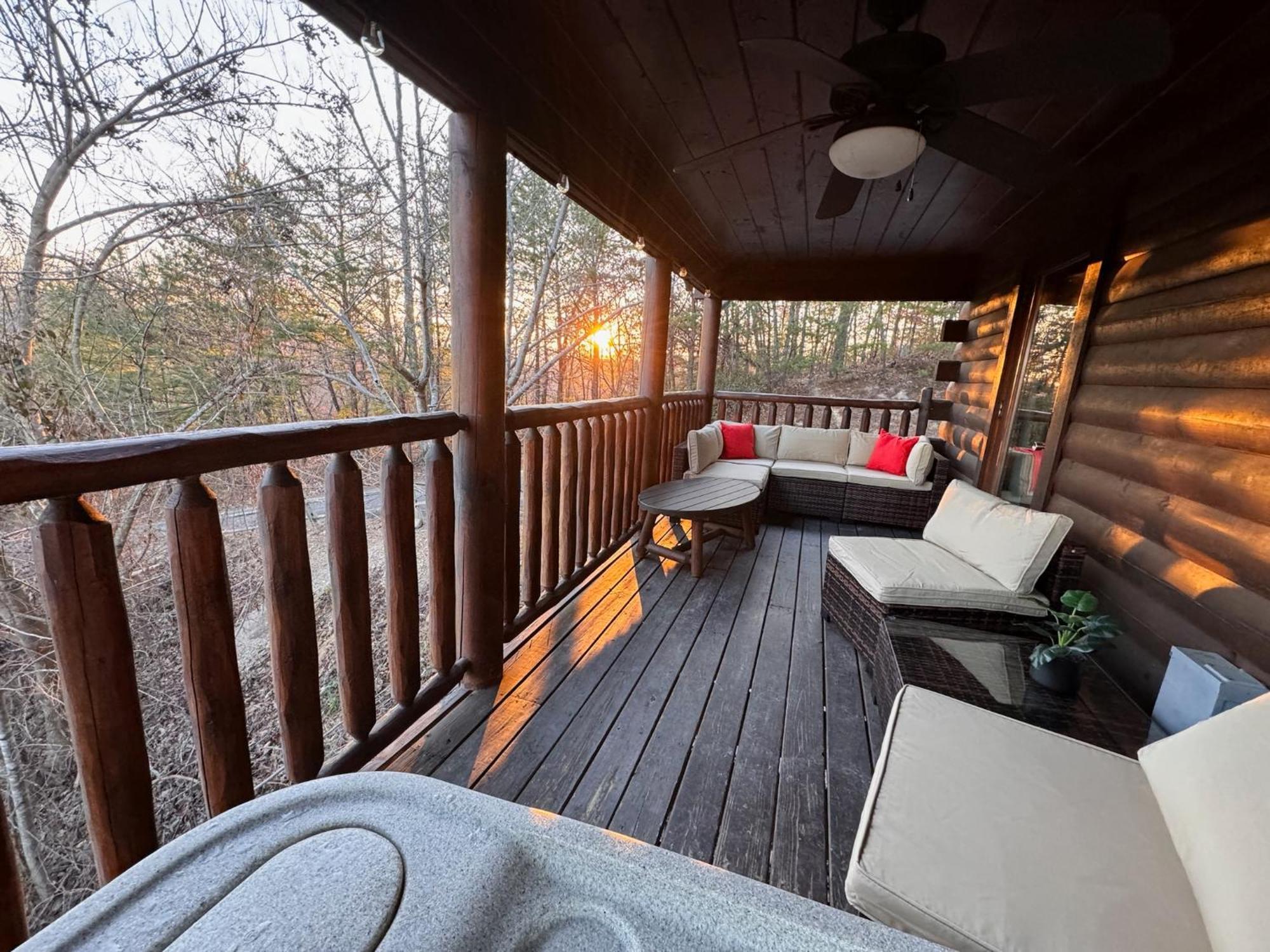 Smoky Paws - Exceptional Cabin, Stunning Mountain Views, Hot Tub, Tranquil, Gigabit Internet, Free L2 Ev *