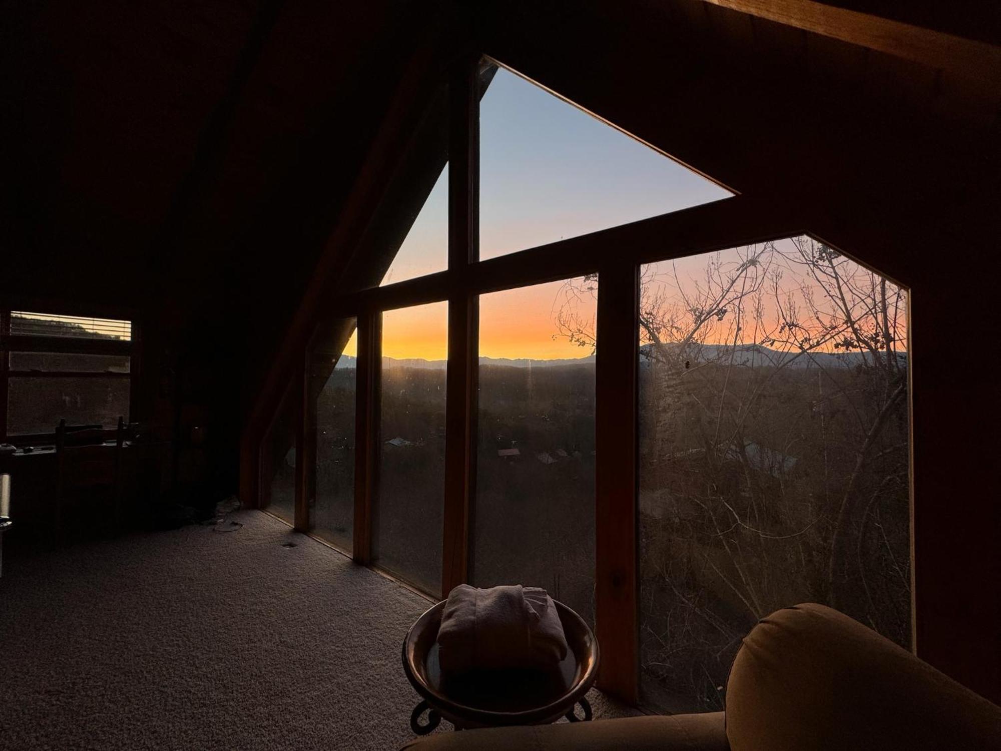 Smoky Paws - Exceptional Cabin, Stunning Mountain Views, Hot Tub, Tranquil, Gigabit Internet, Free L2 Ev