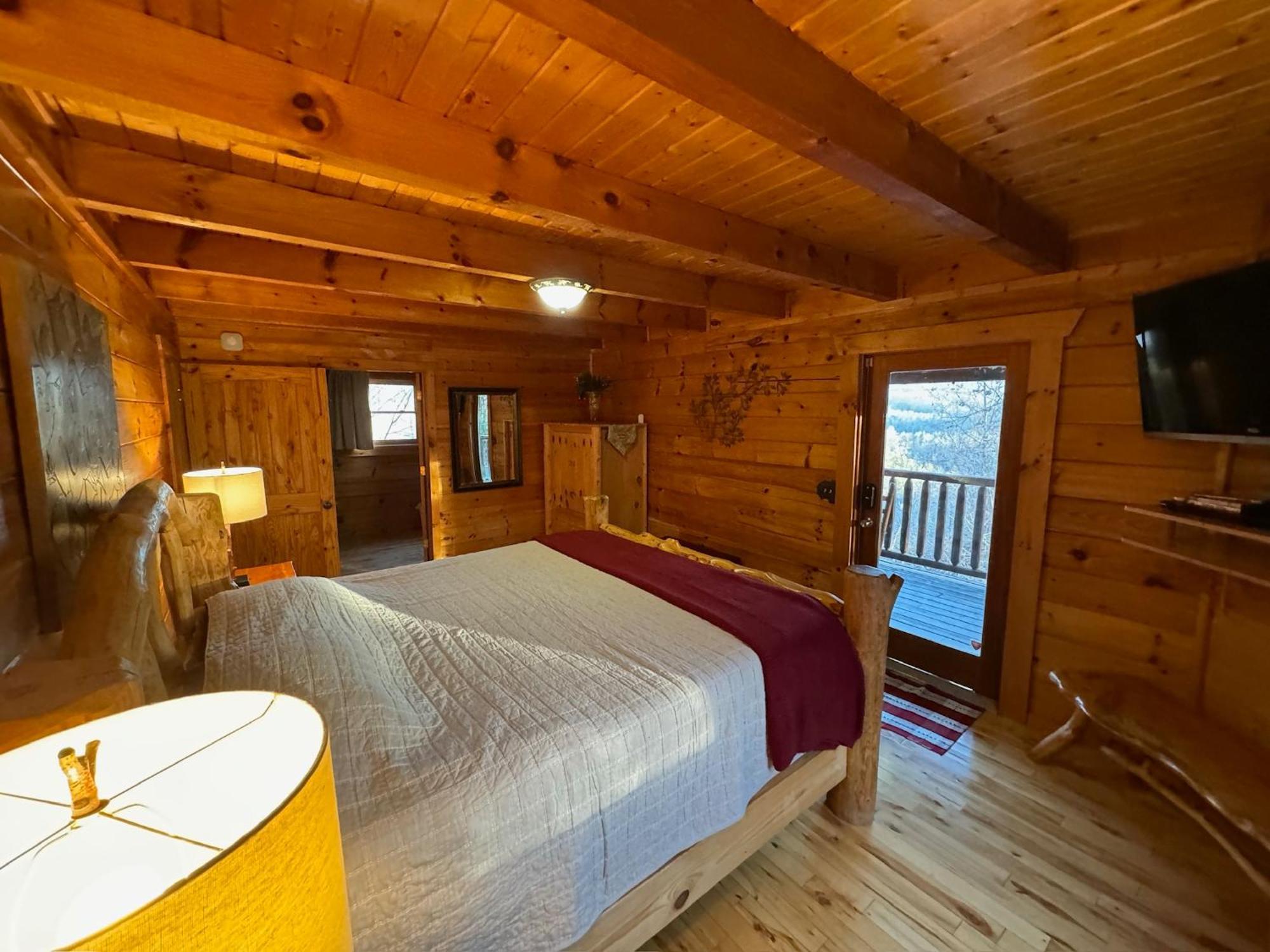 Chalet Smoky Paws - Exceptional Cabin, Stunning Mountain Views, Hot Tub, Tranquil, Gigabit Internet, Free L2 Ev Pigeon Forge
