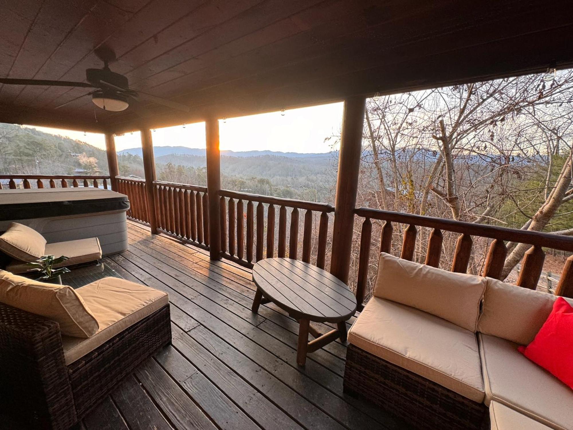 Smoky Paws - Exceptional Cabin, Stunning Mountain Views, Hot Tub, Tranquil, Gigabit Internet, Free L2 Ev Chalet *
