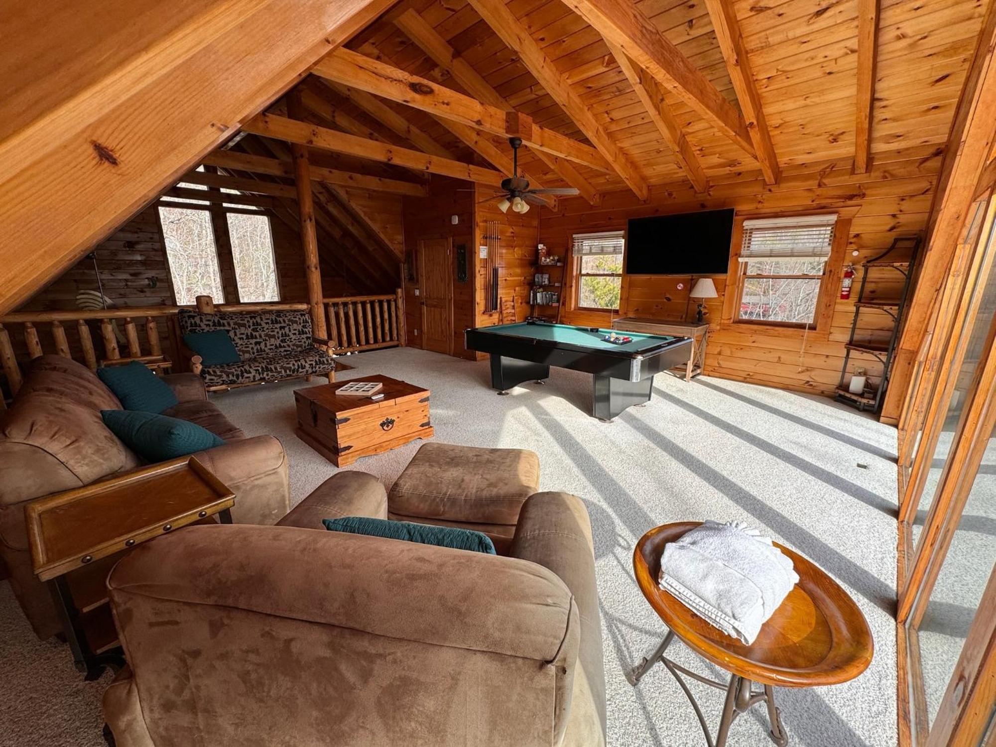 Smoky Paws - Exceptional Cabin, Stunning Mountain Views, Hot Tub, Tranquil, Gigabit Internet, Free L2 Ev * Pigeon Forge