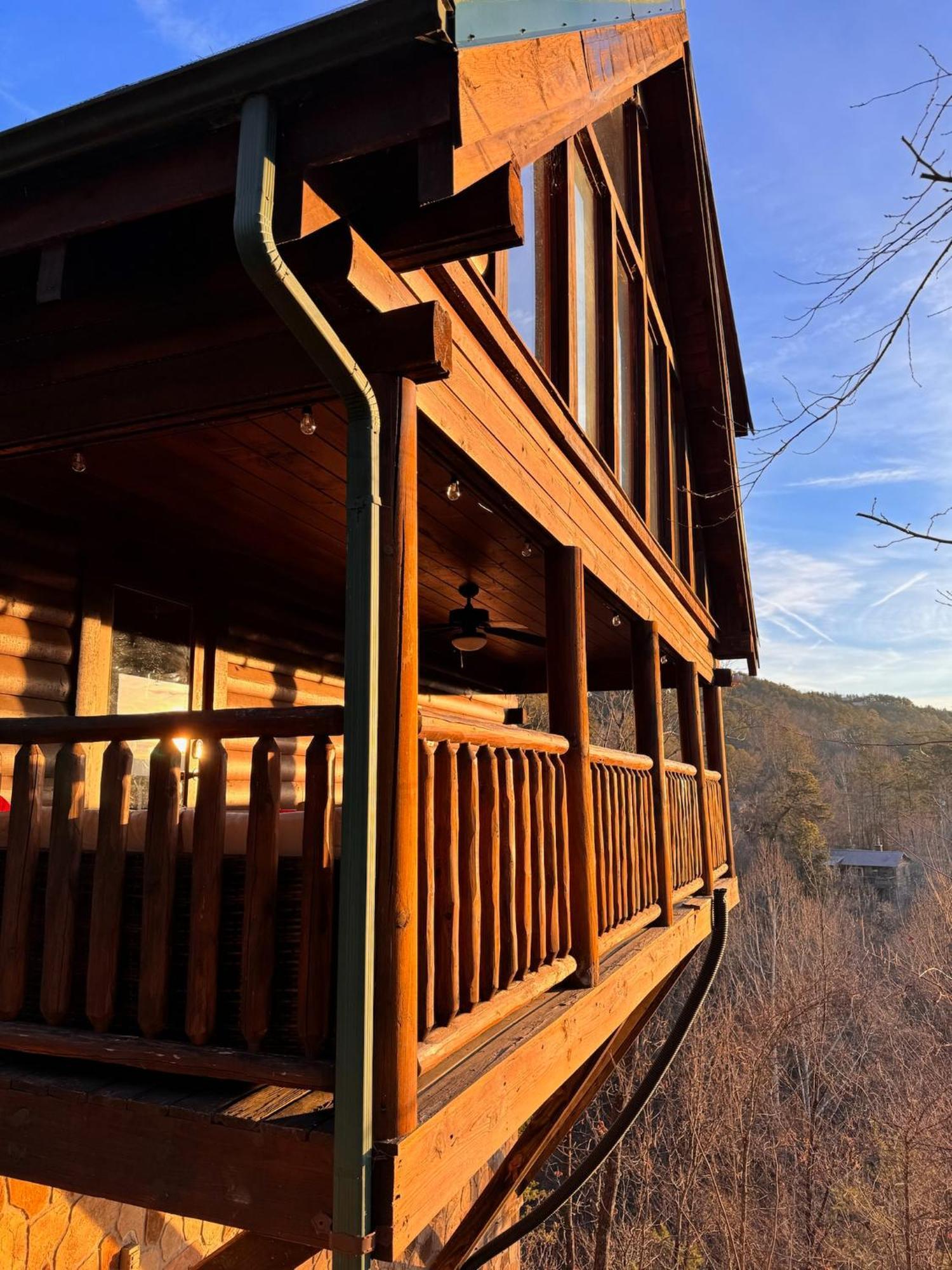 Smoky Paws - Exceptional Cabin, Stunning Mountain Views, Hot Tub, Tranquil, Gigabit Internet, Free L2 Ev Chalet