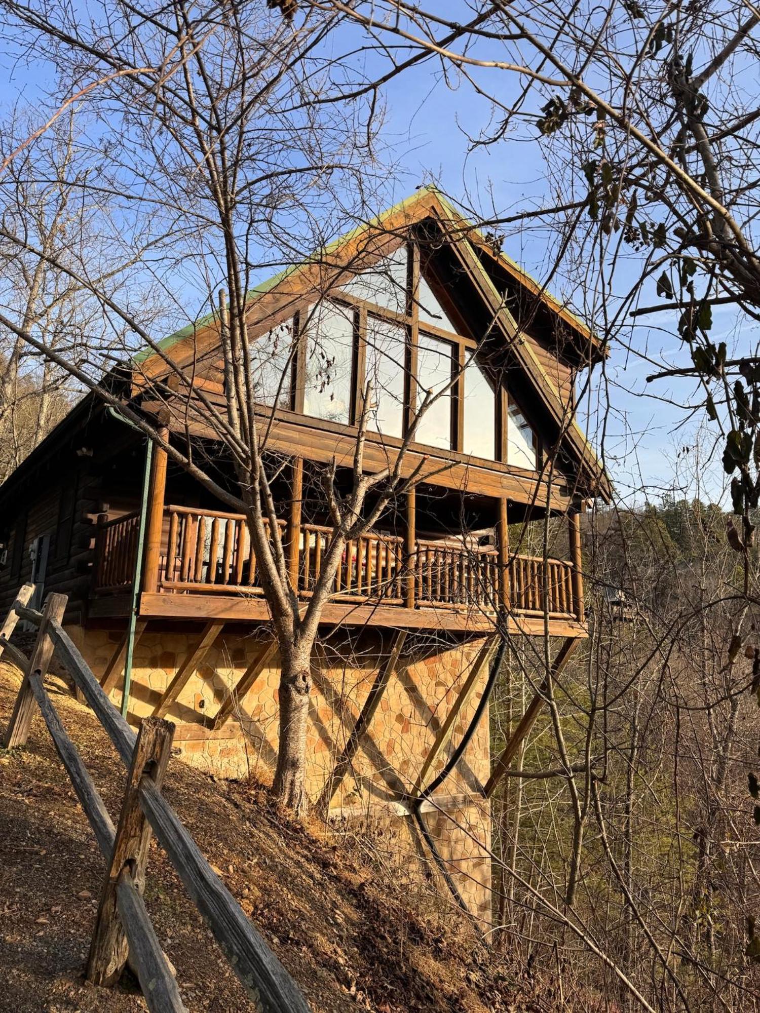 Smoky Paws - Exceptional Cabin, Stunning Mountain Views, Hot Tub, Tranquil, Gigabit Internet, Free L2 Ev Pigeon Forge